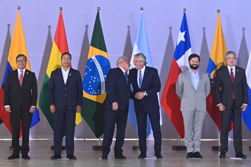 AME2834. BRASILIA (BRASIL), 30/05/2023.- (De izq. a der) el presidente de Colombia, Gustavo Petro, de Bolivia, Luis Arce, de Brasil, Luiz Inácio Lula da Silva, de Argentina, Alberto Fernández, de Chile, Gabriel Boric, de Ecuador, Guillermo Lasso, posan para la foto oficial de la Cumbre Suraméricana en el Palácio del Itamaraty, hoy en Brasilia (Brasil). EFE/Andre Borges