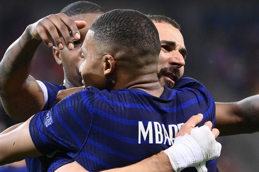 Benzema y Mbappé se abrazan tras el doblete anotado por el jugador de Real Madrid.