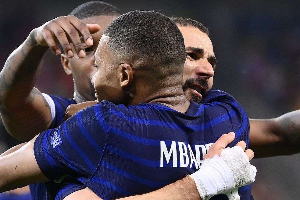 Benzema y Mbappé se abrazan tras el doblete anotado por el jugador de Real Madrid.