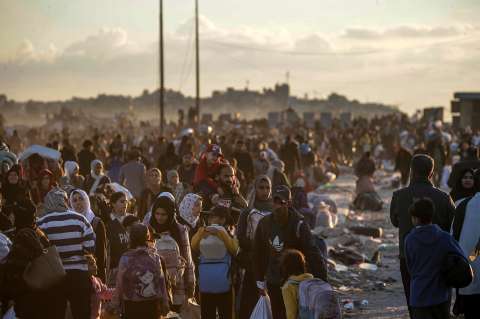Los palestinos vuelven al norte de Gaza en una frágil tregua entre Israel y Hamás