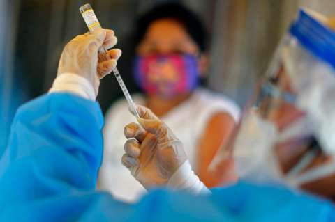 Coronavirus: ¿Quiénes deberían vacunarse primero?, el debate mundial