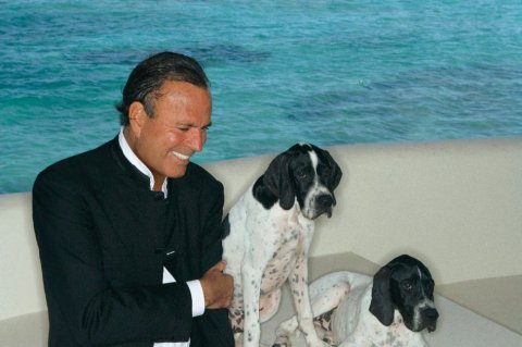 Julio Iglesias reúne en un disco 45 años de carrera