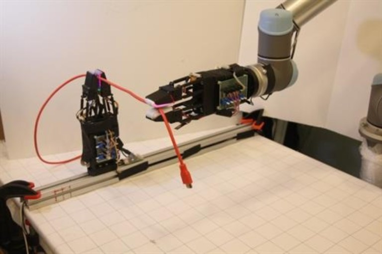 Un robot aprende a conectar los auriculares a un teléfono