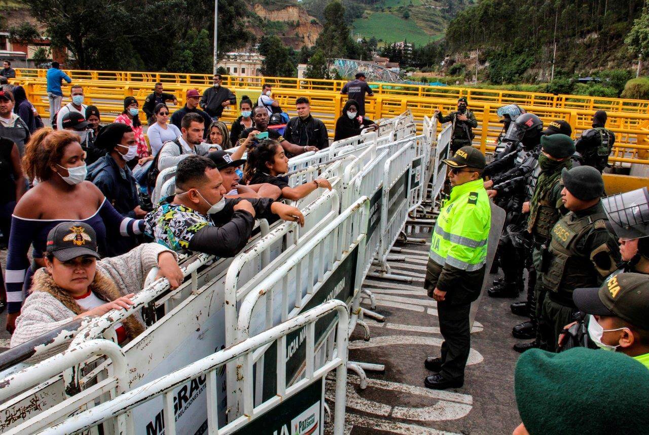 El paso por el Puente Rumichaca, en la frontera con Ecuador, permanece cerrado desde el pasado 16 de marzo. / EFE