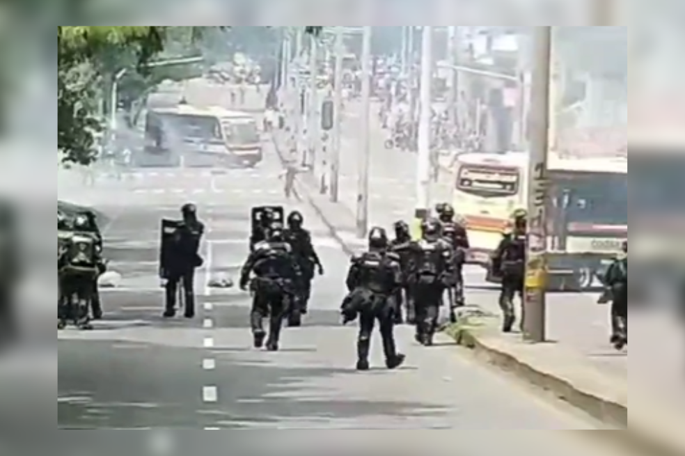 Encapuchados atravesaron un bus en la calle Barranquilla.