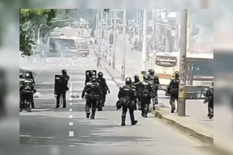 Encapuchados atravesaron un bus durante enfrentamientos en la U. de Antioquia