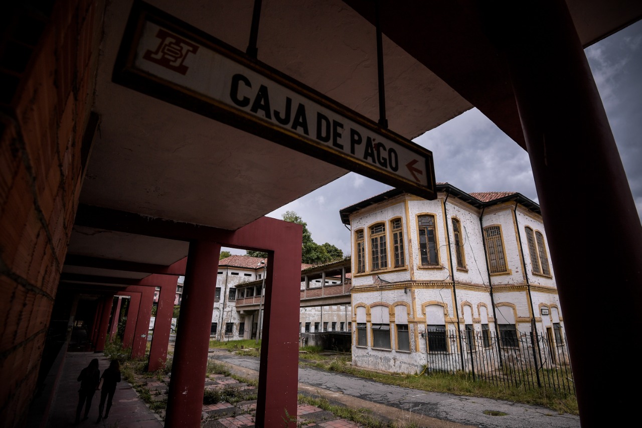 Actualmente la torre central del hospital San Juan de Dios de Bogotá está abandonada. Los otros 20 edificios que la rodean están siendo sometidos a restauraciones y reparaciones estructurales con miras a una reapertura.