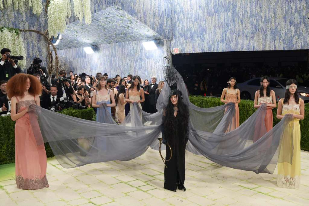 FOTODELDÍA AME9358. NUEVA YORK (ESTADOS UNIDOS), 04/05/2026.- La cantante estadounidense Madonna (c) posa este lunes, durante la alfombra blanca de la Met Gala en Nueva York (EE.UU.). EFE/ Octavio Guzmán