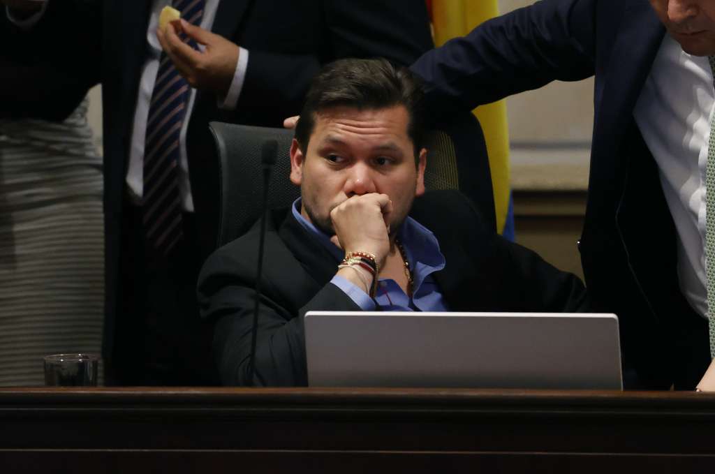 AME4474. BOGOTÁ (COLOMBIA), 07/05/2024.- El presidente de la Cámara de Representantes, Andrés Calle, participa en el último debate del proyecto de ley para prohibir las corridas de toros este martes en Bogotá (Colombia). El presidente del Senado colombiano, Iván Name, uno de los implicados en el escándalo de corrupción por el supuesto pago de sobornos de la Unidad Nacional para la Gestión del Riesgo de Desastres (UNGRD), dijo este martes que no ha recibido coimas y que no teme someterse a la justicia. EFE/ Mauricio Dueñas Castañeda