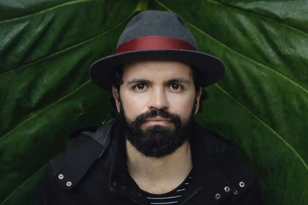 Juan Sebastián Mesa también ha dirigido "Maquillando el silencio", "Kalashnikov", "Tierra mojada" y "Los nadie". Y es el cofundador del Monociclo Cine de Medellín.