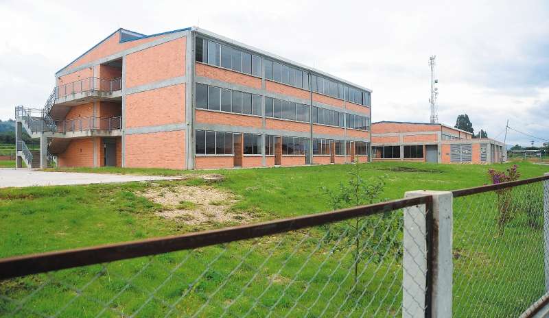 La nueva sede el colegio José María Obando debió ser entregada en 2019, con una inversión superior a las $800 millones. / Gustavo Torrijos