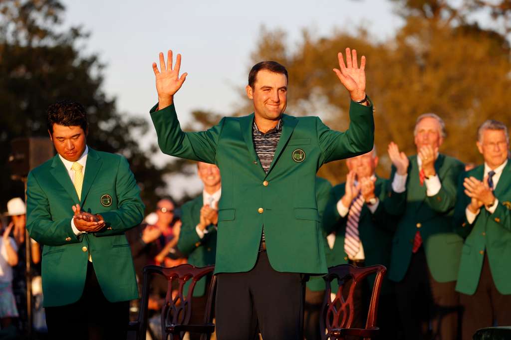 Augusta (United States), 10/04/2022.- Scottie Scheffler of the US speaks during the green jacket ceremony after winning the 2022 Masters Tournament at the Augusta National Golf Club in Augusta, Georgia, USA, 10 April 2022. The 2022 Masters Tournament is held 07 April through 10 April 2022. (Estados Unidos) EFE/EPA/ERIK S. LESSER