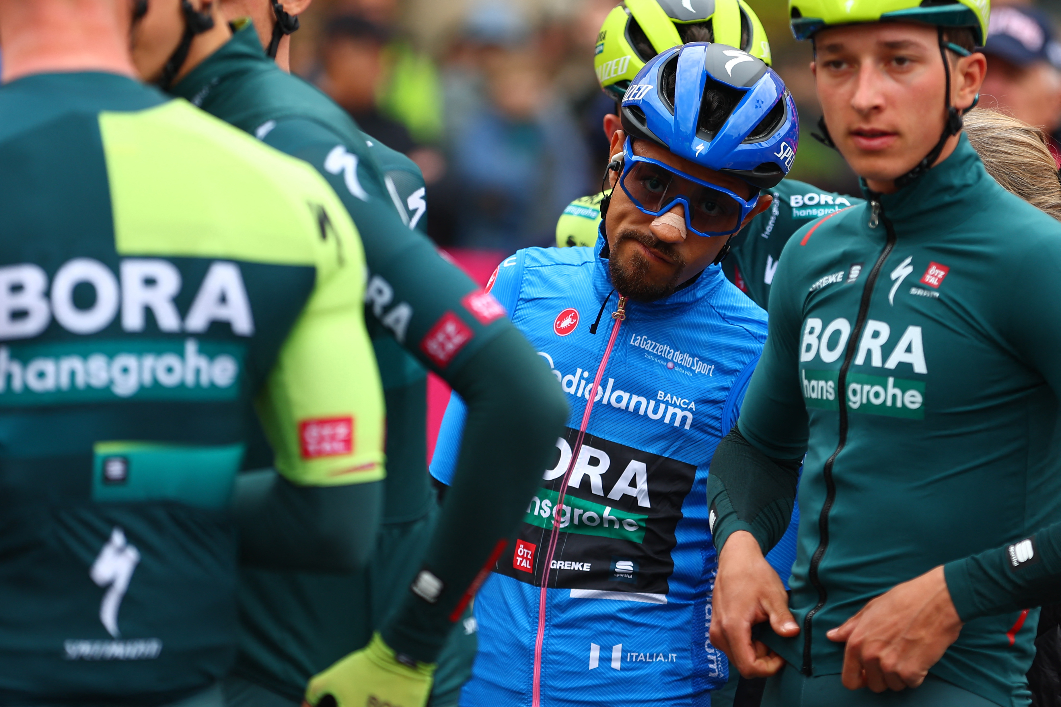 Daniel Felipe Martínez (cent.) sigue siendo el mejor colombiano de la carrera.