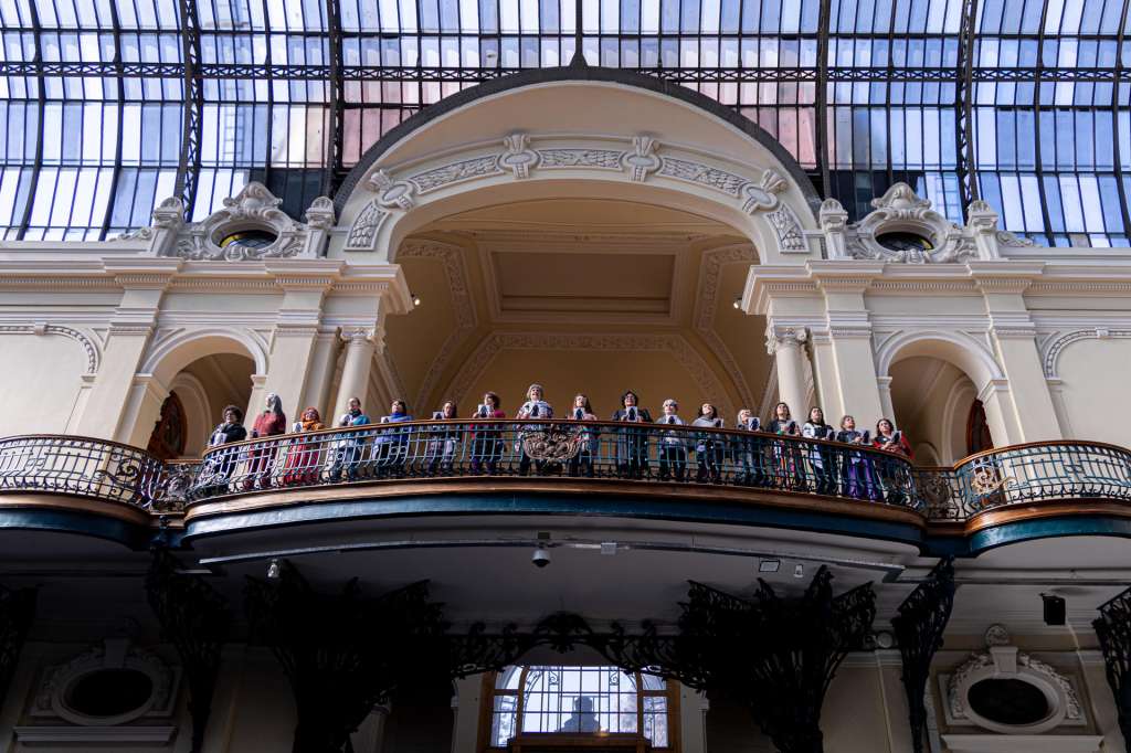 AME2315. SANTIAGO (CHILE), 31/05/2025.- Mujeres participan en el performance '¡Canta comadre, canta!' este sábado, en Santiago (Chile). La mítica Gabriella Ferri popularizó en 1964 una tradicional canción italiana sobre una historia de abuso sexual. Seis décadas después, una treintena de mujeres, dirigidas por la artista Cecilia Barriga, versionaron 'La povera Cecilia' y la convirtieron en un canto "reparador" contra la violencia. EFE/ Ailen Diaz