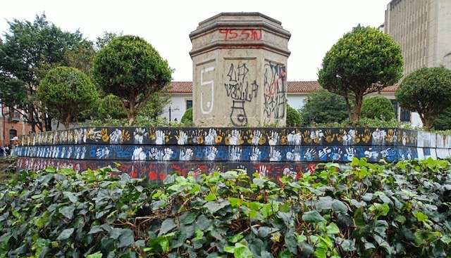 El pedestal donde estuvo la estatua de Gonzalo Jiménez de Quesada permanece en la Plazoleta del Rosario, convertido en un espacio para nuevas intervenciones y debates sobre la memoria de Bogotá.
