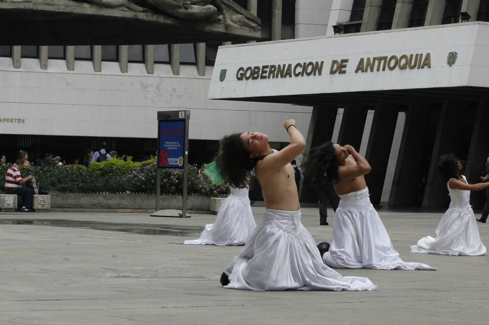 Este jueves 9 de octubre actores del teatro Hora 25 realizaron una intervención artística en la avenida San Juan y en el centro administrativo La Alpujarra para llamar la atención por la violencia contra las mujeres.