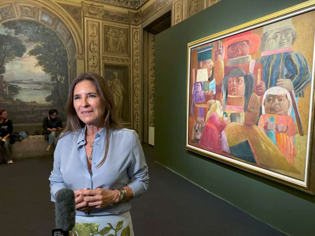ROMA, 16/09/2024.- Lina Botero en la exposición sobre su padre, Fernando Botero, en Roma. El universo único del artista colombiano Fernando Botero ha llegado al centro de Roma con la mayor exposición sobre su obra organizada en Italia, su segunda patria, todo un homenaje a un año de su muerte con lienzos famosos, también inéditos y otros que entrañan en su pintura historias personales del maestro.EFE/ Gonzalo Sánchez