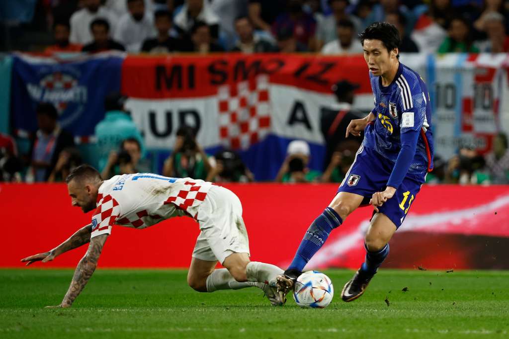 GR1084. AL WAKRAH (CATAR), 05/12/2022.- Daichi Kamada (d) de Japón disputa un balón con Marcelo Brozović de Croacia hoy, en un partido de los octavos de final del Mundial de Fútbol Qatar 2022 entre Japón y Croacia en el estadio Al Janoub en Al Wakrah (Catar). EFE/ José Méndez