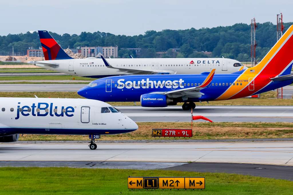Atlanta (United States), 02/07/2024.- Departing and arriving jetBlue (L), Southwest (C) and Delta (R) passenger flights crowd the runways during the Fourth of July holiday travel rush at Hartsfield-Jackson Atlanta International Airport, in Atlanta, Georgia, USA, 02 July 2024. Airport officials expect to handle nearly four million passengers through the Independence Day holiday period ending 08 July. EFE/EPA/ERIK S. LESSER