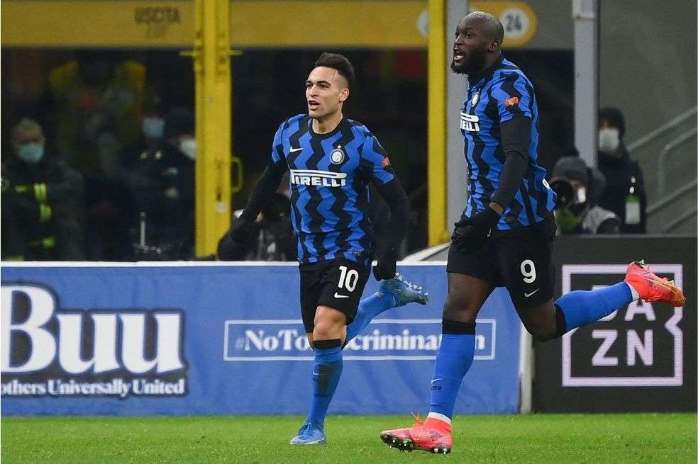 Romelu Lukaku y Lautaro Martínez celebran el tercer gol de Inter de Milán.