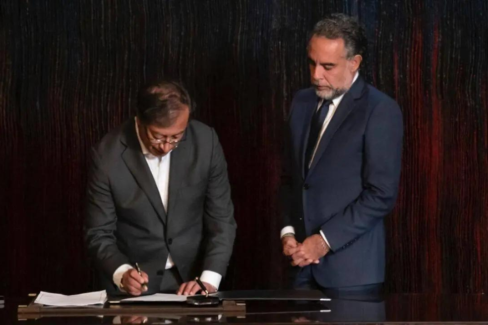 El embajador de Colombia ante la FAO, Armando Benedetti, aseguró que guardará silencio durante las citaciones que le haga la Comisión de Acusación de la Cámara por el expediente de la campaña del presidente Gustavo Petro.