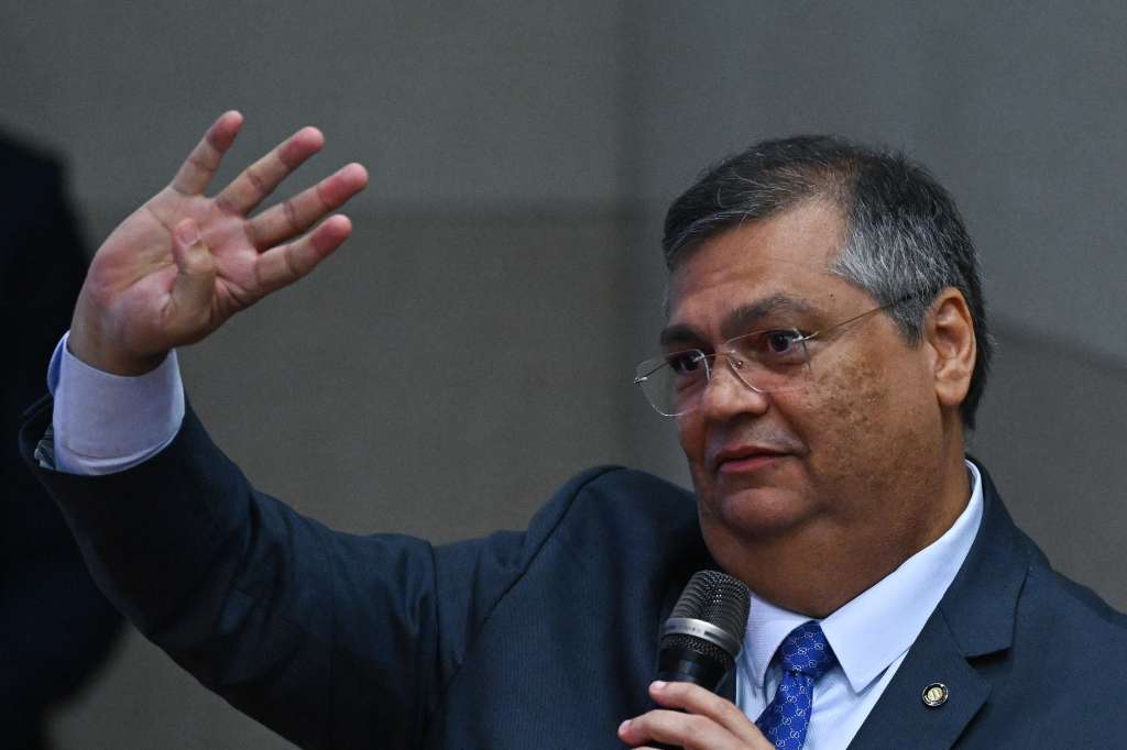 AME5639. BRASILIA (BRASIL), 09/11/2023.- El ministro de Justicia de Brasil, Flávio Dino, habla durante la ceremonia de formalización del Ameripol, hoy, en el Palácio de la Justicia en Brasilia (Brasil). Ameripol, organismo similar a Europol o Interpol integrado por países de América Latina y el Caribe, cuenta desde este jueves con la personalidad jurídica y los mandatos necesarios para reforzar el combate al crimen en el ámbito regional. El Dino, anfitrión de la cita, destacó el "gran paso" que se da frente a la amenaza regional que encarna la delincuencia organizada con la formalización de la Comunidad de Policías de América (Ameripol) como nueva plataforma de cooperación policial. EFE/ Andre Borges