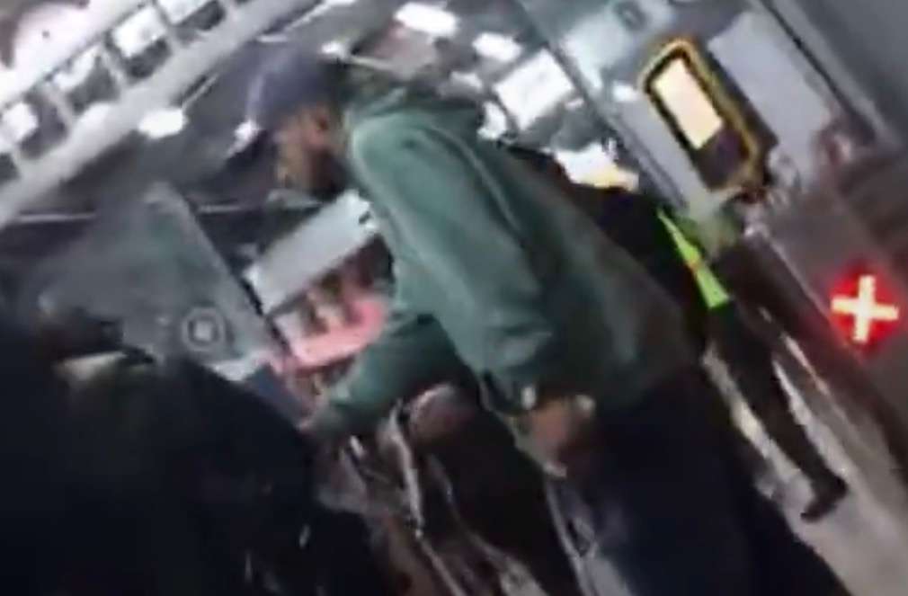 TransMilenio aseguró que mantiene operativos con la Policía para combatir la venta ilegal de ingresos y la evasión del pago del pasaje.