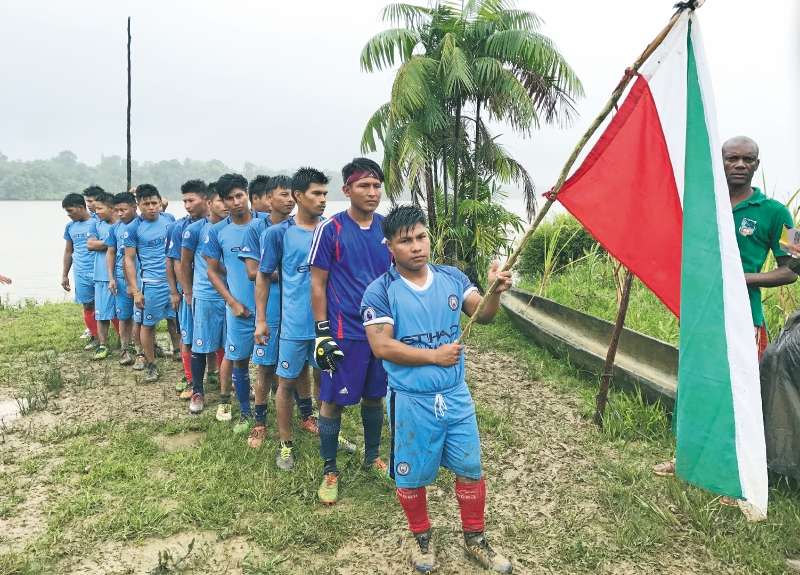 El equipo de fútbol de Nonam, antes de saltar a la cancha a jugar. / Fotos: Holmes Villegas - Acnur
