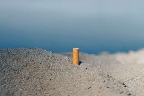 El “cáncer medio ambiental” de las colillas de cigarrillos