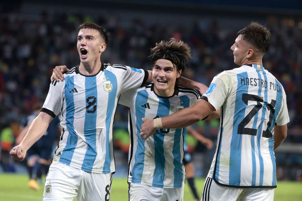 AMDEP1635. SANTIAGO DEL ESTERO (ARGENTINA), 23/05/2023.- Máximo Perrone (i) de Argentina celebra su gol hoy, en un partido del grupo A de la Copa Mundial de Fútbol sub-20 entre Argentina y Guatemala en el estadio Único de Ciudades en Santiago del Estero (Argentina). EFE/ Juan Ignacio Roncoroni