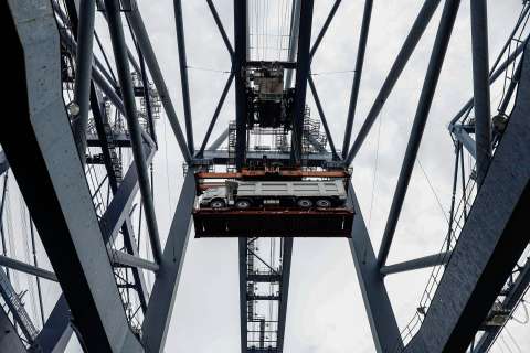 Exportaciones colombianas bajaron en abril por menores ventas de petróleo