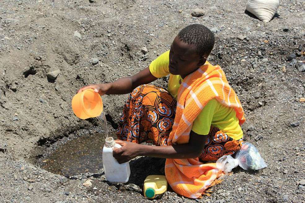 Una mujer en Kenya cava un pozo para sacar agua potable. Investigadores insisten en que mejorar el acceso a este recurso y aumentar la vacunación en países en vía de desarrollo es la clave para desincentivar el uso excesivo de antibióticos. / Wikimedia Commons