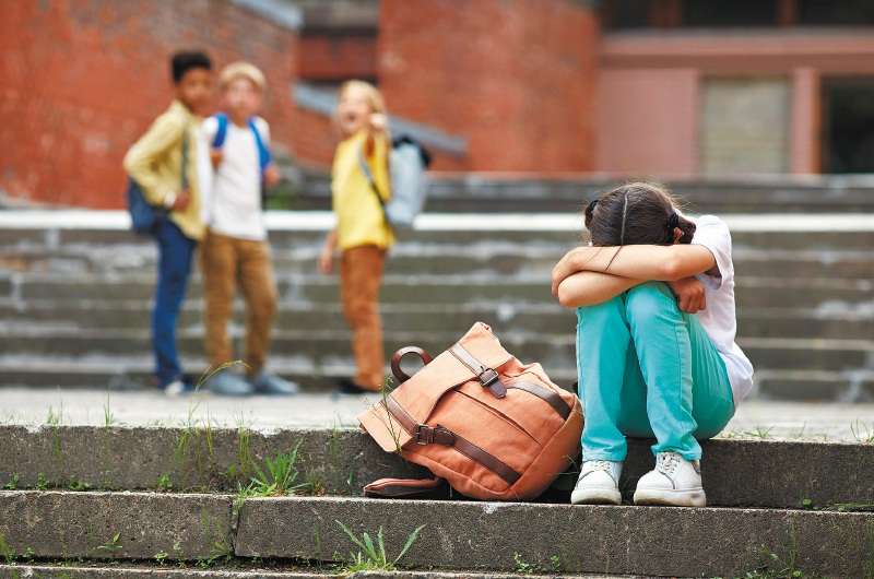 La sanción generó una fuerte controversia dentro de la comunidad educativa y derivó en acciones judiciales interpuestas por las familias de los menores expulsados, entre ellas varias tutelas. En su momento, los jueces avalaron que el colegio actuó conforme a su reglamento interno y respetó el derecho a la educación.
