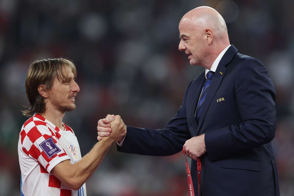 Doha (Qatar), 17/12/2022.- Luka Modric of Croatia (L) receives his bronze medal from FIFA president GIanni Infantino after the FIFA World Cup 2022 third place soccer match between Croatia and Morocco at Khalifa International Stadium in Doha, Qatar, 17 December 2022. (Mundial de Fútbol, Croacia, Marruecos, Catar) EFE/EPA/Tolga Bozoglu
