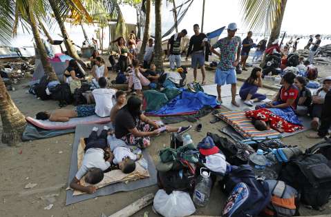 “Hay alrededor de 3.500 migrantes en las playas con carpas”: personero de Necoclí