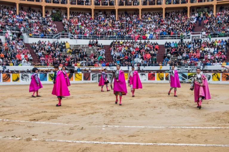 Enrique Ponce y Ramsés Ruiz salen por la puerta grande en la corrida goyesca