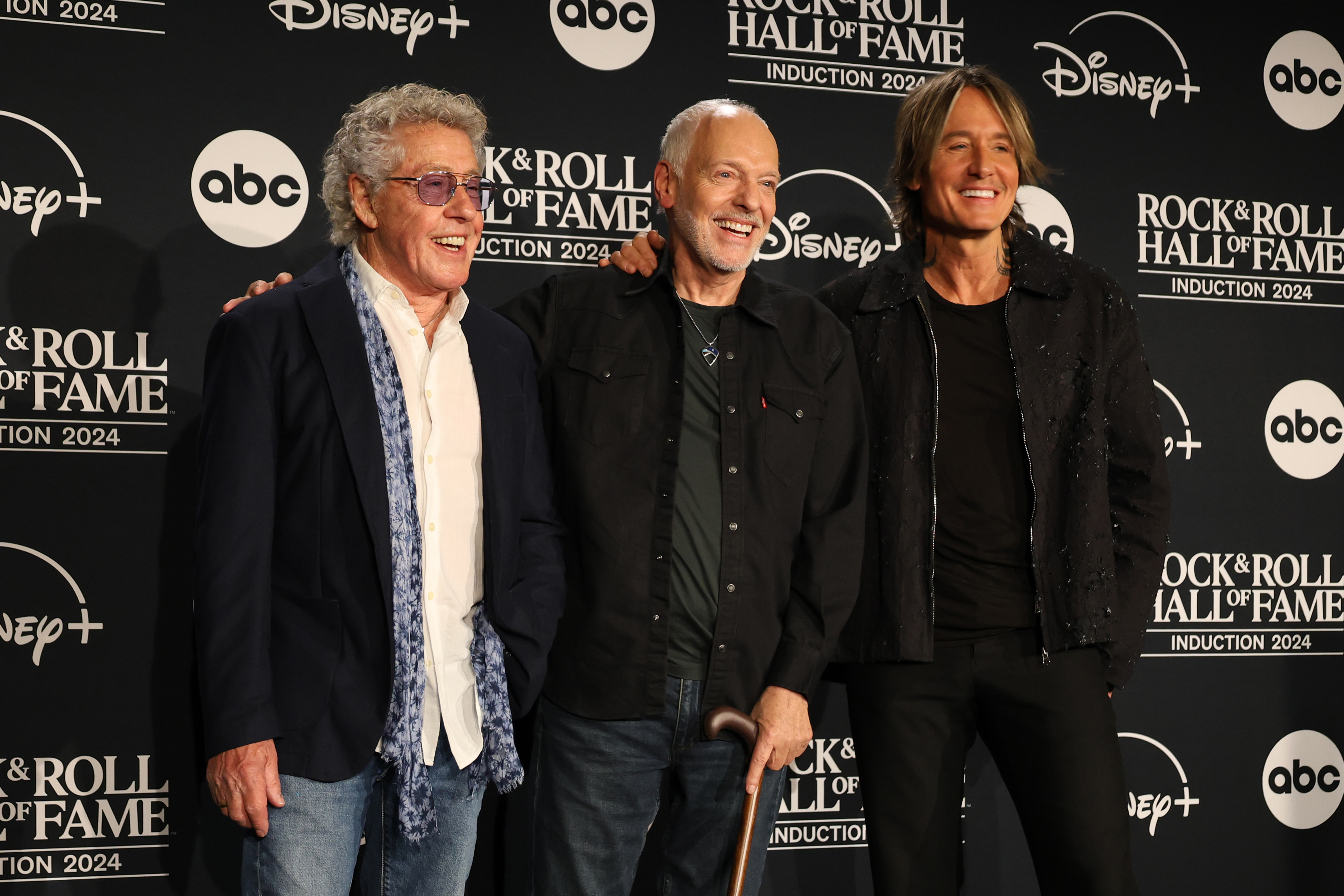 AME9172. OHIO (ESTADOS UNIDOS), 19/10/2024.- Los músicos británicos Roger Daltrey (i), Peter Frampton (c) y el cantante Keith Urban asisten a la ceremonia de ingreso al Salón de la Fama del Rock and Roll este sábado, en Rocket Mortgage Fieldhouse de Cleveland, Ohio (Estados Unidos). EFE/ Octavio Guzmán