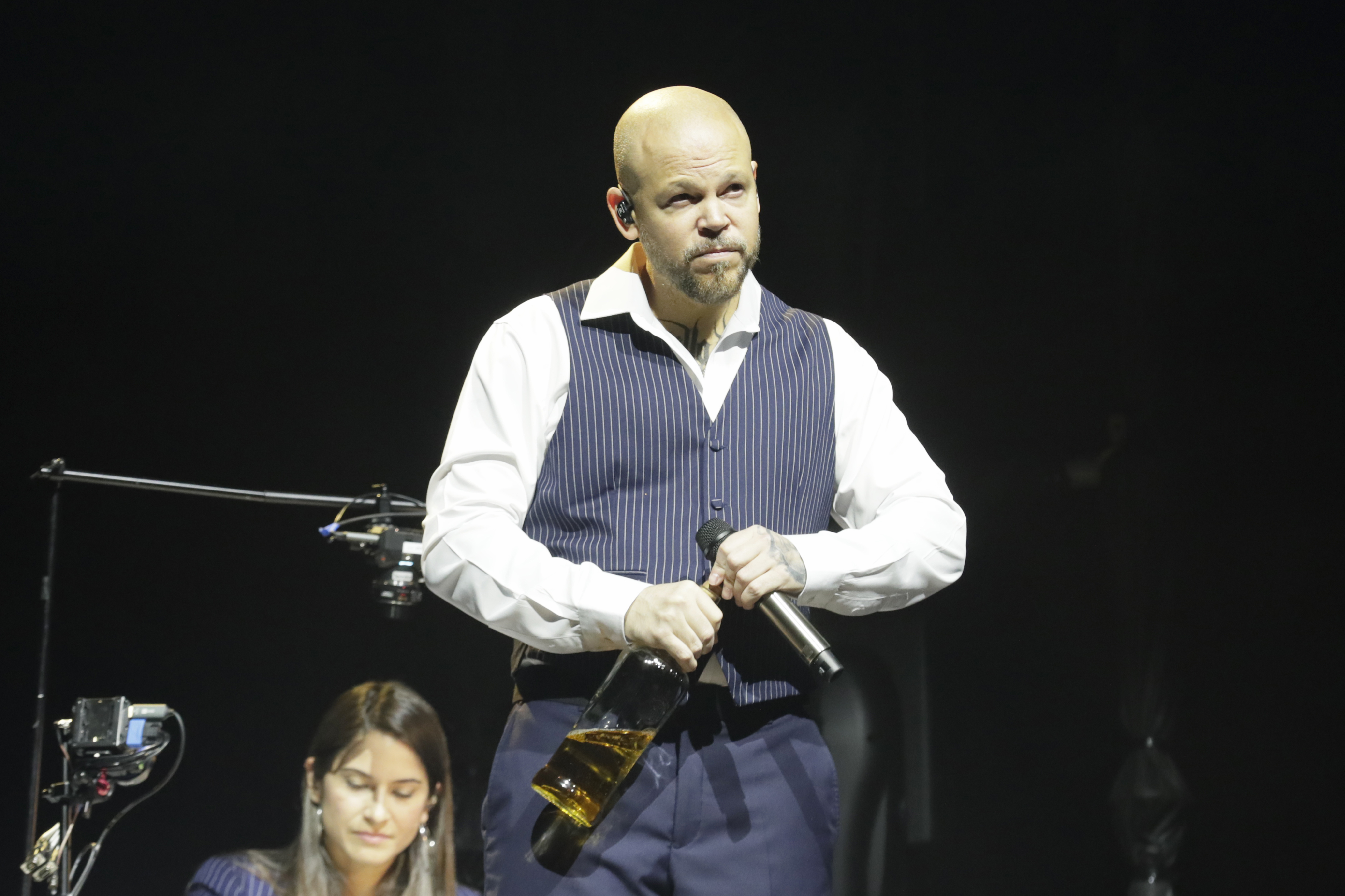 BOG400. BOGOTÁ (COLOMBIA), 12/10/2024.- El rapero puertorriqueño, René Pérez, conocido artísticamente cómo Residente, canta este sábado durante su presentación en el Movistar Arena en Bogotá (Colombia). EFE/ Carlos Ortega