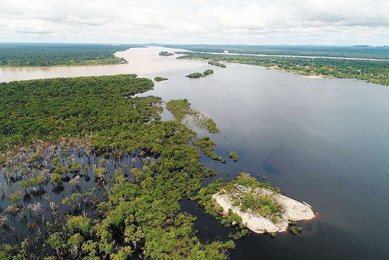 Al fondo a la derecha, río Orinoco. A la mitad a la izquierda, río Guaviare. Abajo, río Atabapo. / Servicio Geológico Colombiano.