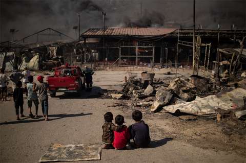 Incendio en campamento de refugiados en Grecia deja 13.000 migrantes sin techo