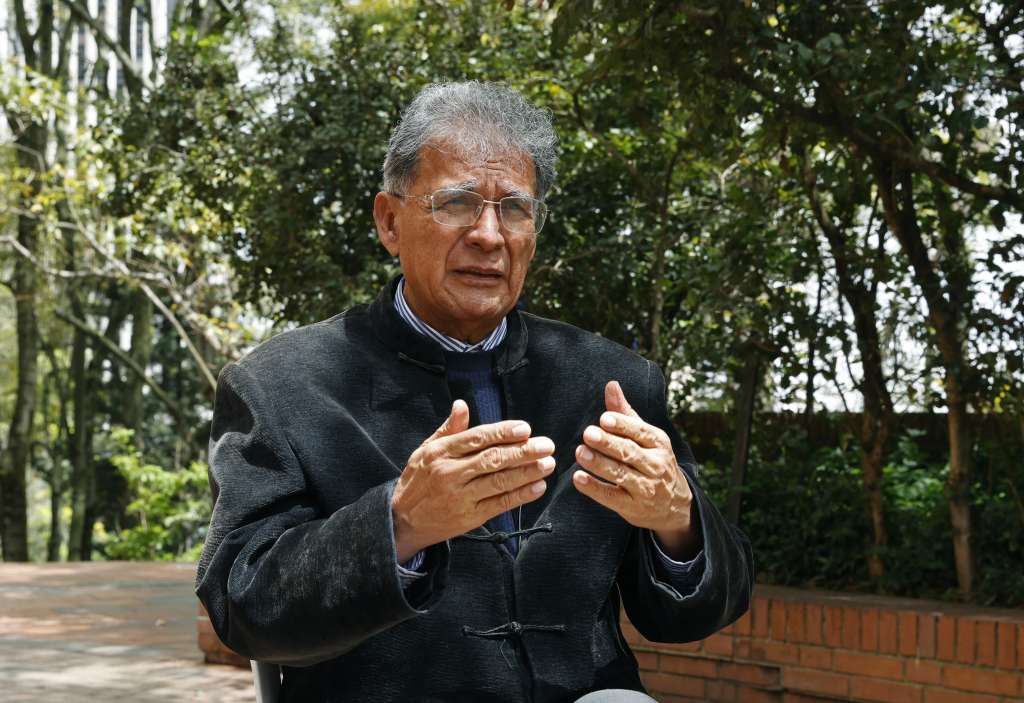 AME4106. BOGOTÁ (COLOMBIA), 14/06/2024.- El jefe negociador del Gobierno Camilo González Posso habla durante una entrevista con EFE, el 13 de junio del 2024, en Bogotá (Colombia). En medio de la crisis en la negociación con el Estado Mayor Central (EMC), principal disidencia de las FARC, tras la división de este grupo, el Gobierno colombiano confía en lograr un acuerdo con la parte menos beligerante "si no definitivo, sí irreversible en el camino de la paz". EFE/Mauricio Dueñas Castañeda