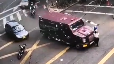 Carro de valores atropelló a dos agentes de tránsito en el Poblado, Medellín.
