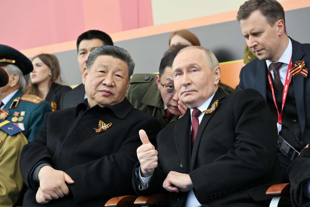 MOSCOW (Russian Federation), 09/05/2025.- A handout photo made available by Photo host Agency RIA Novosti shows President of Russia Vladimir Putin (R) and President of China Xi Jinping (L) attending the Victory Day military parade, marking the 80th anniversary of victory in the Great Patriotic War, on the Red Square in Moscow, Russia, 09 May 2025. Russia marks the 80th anniversary of the victory in World War II over Nazi Germany and its allies. The Soviet Union lost 27 million people in the war. (Alemania, Rusia, Moscú) EFE/EPA/SERGEY BOBYLEV /HOST PHOTO AGENCY RIA NOVOSTI / HANDOUT HANDOUT EDITORIAL USE ONLY/NO SALES