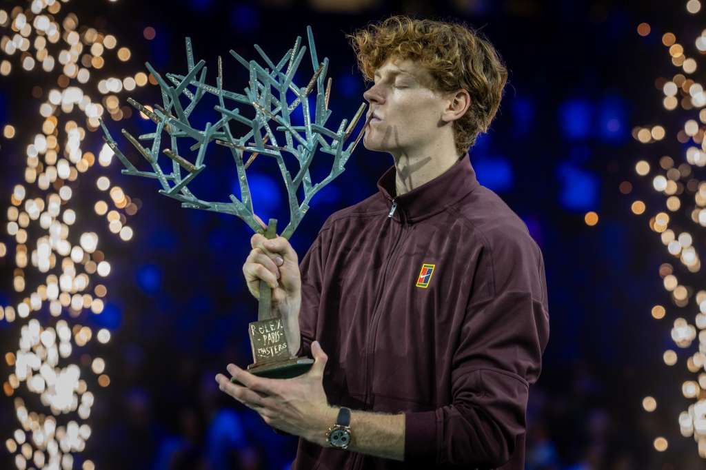 NANTERRE (France), 02/11/2025.- Jannik Sinner of Italy poses with the trophy after winning his final match against Felix Auger-Aliassime of Canada at the ATP Paris Masters tennis tournament in Nanterre, outside Paris, France, 02 November 2025. (Tenis, Francia, Italia) EFE/EPA/CHRISTOPHE PETIT TESSON

