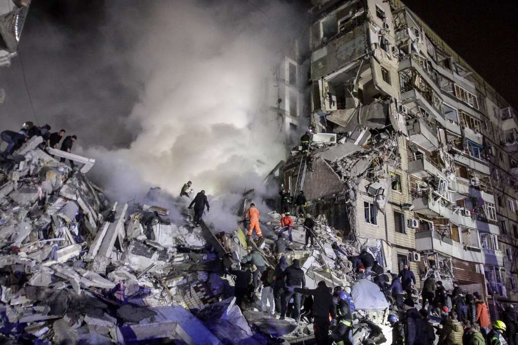 Dnipro (Ukraine), 14/01/2023.- Local residents help with rescue operations at the site of a damaged residential building hit by shelling in Dnipro, southeastern Ukraine, 14 January 2023, amid Russia's invasion. At least five people died and 64 others were injured, including 14 children, after a rocket hit the nine-story building in Dnipro, the State Emergency Service (SES) of Ukraine reported on 14 January. Russian troops entered Ukraine on 24 February 2022 starting a conflict that has provoked destruction and a humanitarian crisis. (Rusia, Ucrania) EFE/EPA/STR
