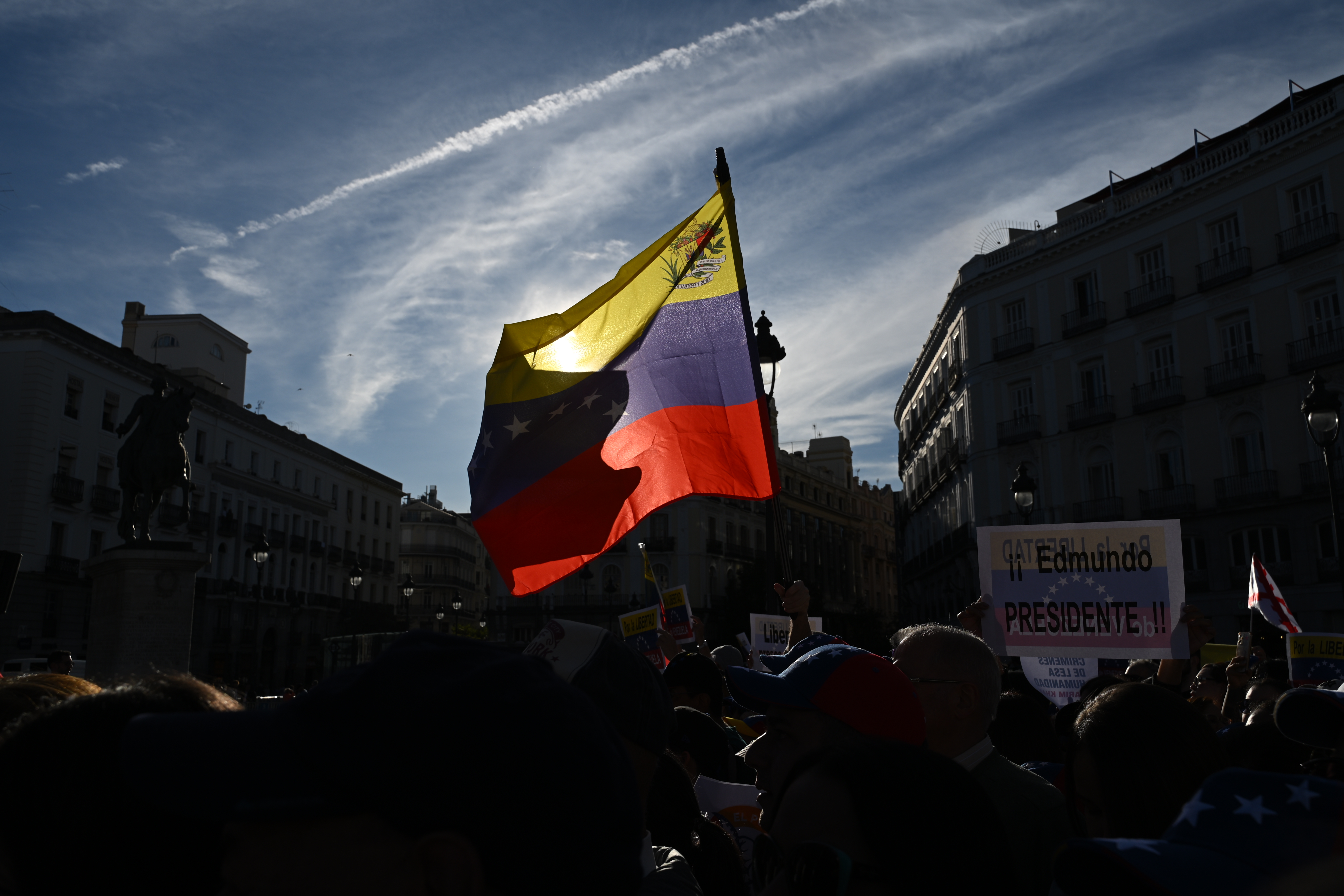 MADRID, 28/09/2024.- Cientos de venezolanos participan este sábado en una protesta contra el gobierno de Maduro en Madrid. La oposición venezolana se moviliza en Madrid en el marco de una jornada internacional de protestas bajo el lema "Por la Libetad en Venezuela". EFE/ Fernando Villar
