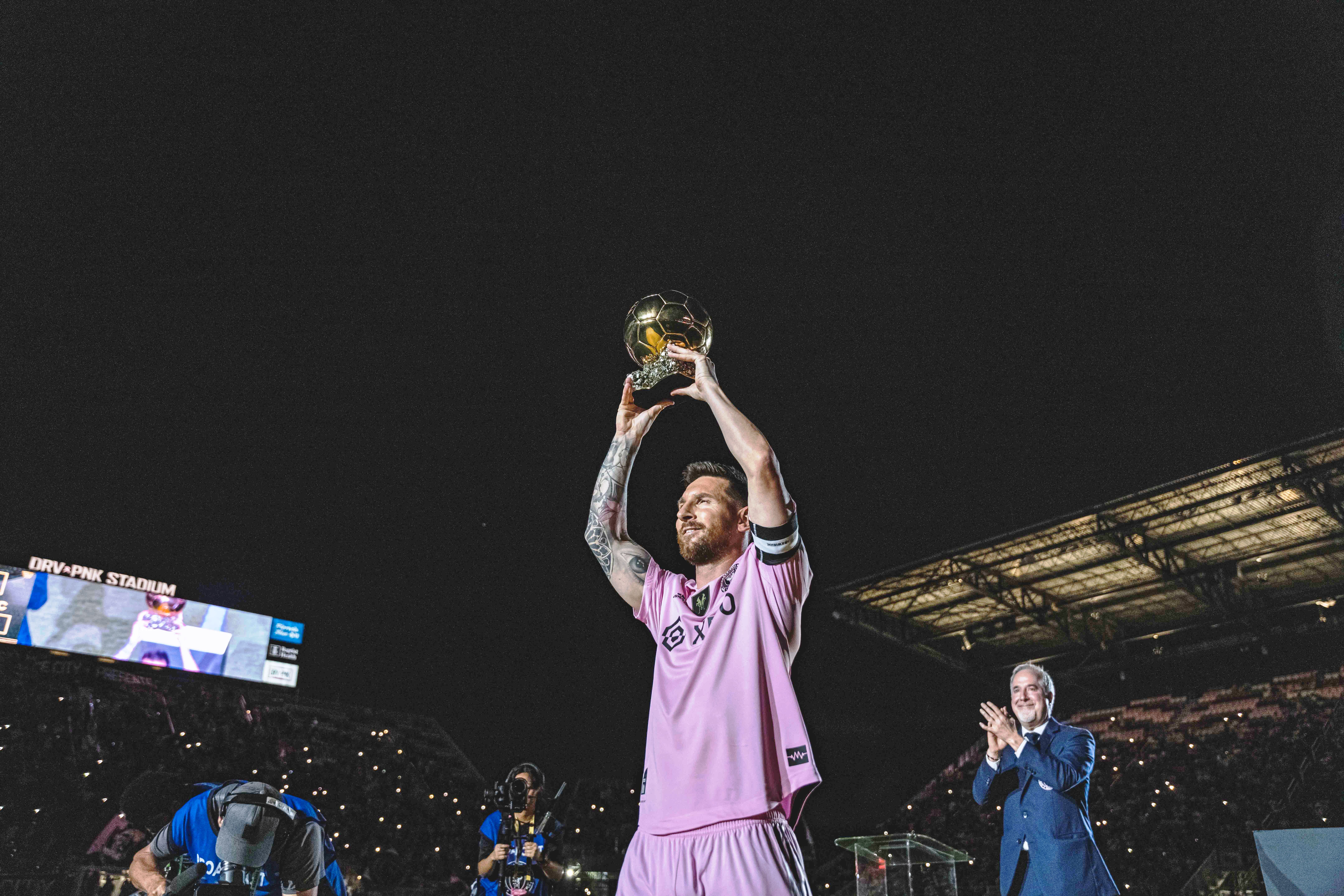 USA904. FORT LAUDERDALE (ESTADOS UNIDOS), 05/12/2023.- Fotografía cedida hoy por Inter Miami CF donde aparece Lionel Messi mientras celebra su octavo Balón de Oro, el 11 de noviembre de 2023 en el estadio DRV PNK en Fort Lauderdale, Florida (EE.UU). El futbolista argentino Lionel Messi ha sido coronado una vez más, en este caso con el título de "deportista del año" que cada año da la revista estadounidense Time. "Ha logrado hacer lo que antes parecía imposible: convertir a Estados Unidos en un país de fútbol", señala la revista como principal argumento para apoyar uno de los pocos títulos que le quedaban por conquistar al futbolista argentino. EFE/Inter Miami /SOLO USO EDITORIAL /NO VENTAS /SOLO DISPONIBLE PARA ILUSTRAR LA NOTICIA QUE ACOMPAÑA /CRÉDITO OBLIGATORIO