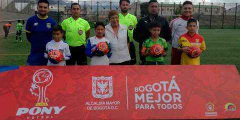 Una súper abuela que por medio del fútbol a toda costa cumple los sueños de los niños del Occidente de Bogotá