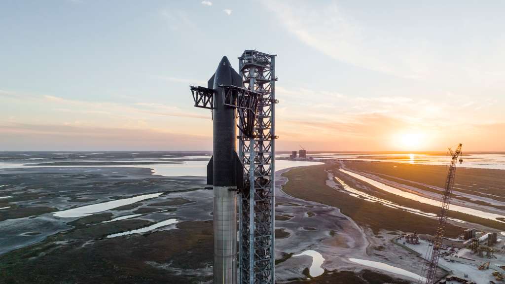 La nave Starship ya se encuentra en la torre de lanzamiento en Texas, Estados Unidos.