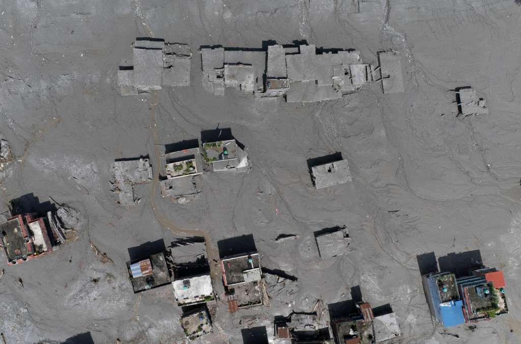 Nuwakot (Nepal), 27/08/2026.- An aerial view of damaged homes in Delight village following a flash flood, in Nuwakot district, Nepal, 27 August 2026. More than 160 people have died and hundreds remain missing across northern Nepal after a suspected avalanche triggered massive flash floods and mudslides along the Bhotekoshi and Trishuli river near the Nepal-Tibet border, causing widespread destruction to settlements and infrastructure, according to local authorities. (Inundaciones, Avalancha) EFE/EPA/NARENDRA SHRESTHA